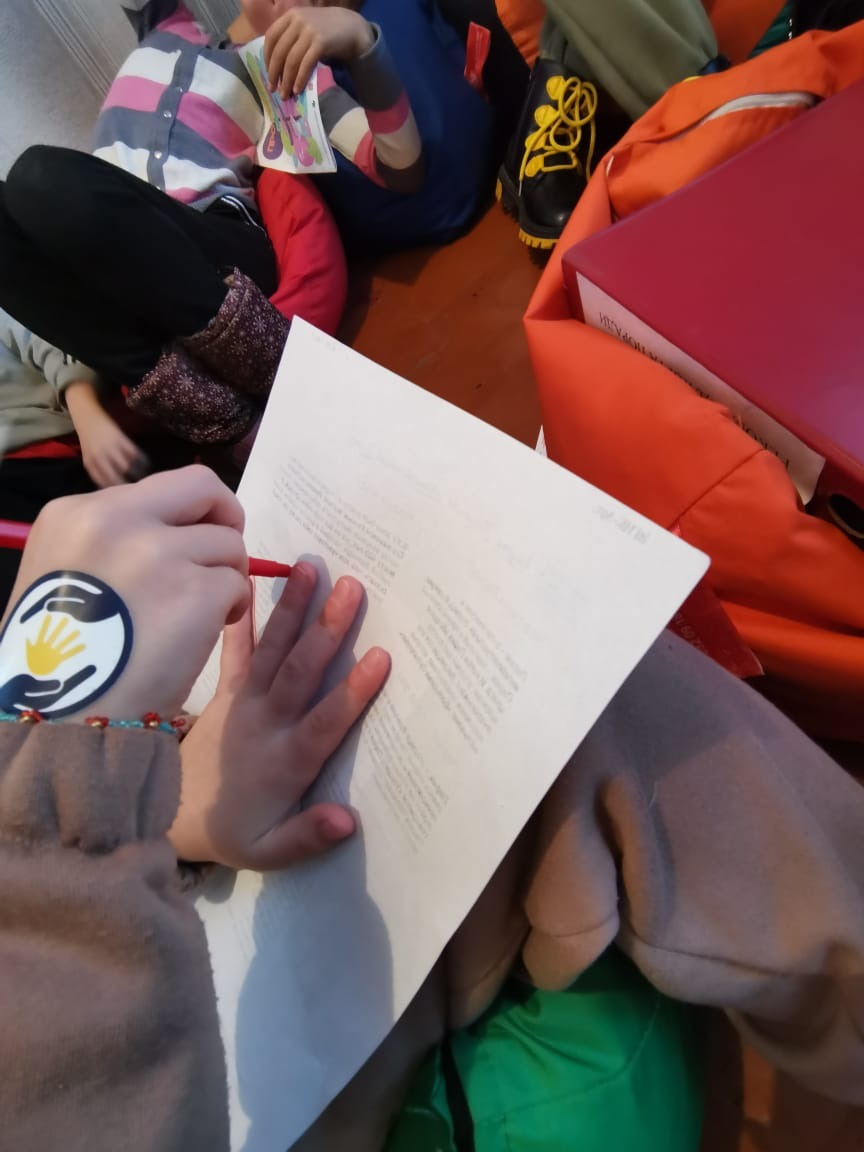 ювенальні поліцейські допомагають діткам у звільнених населених пунктах херсонщини забути жахи окупації та повернутися до нормального життя