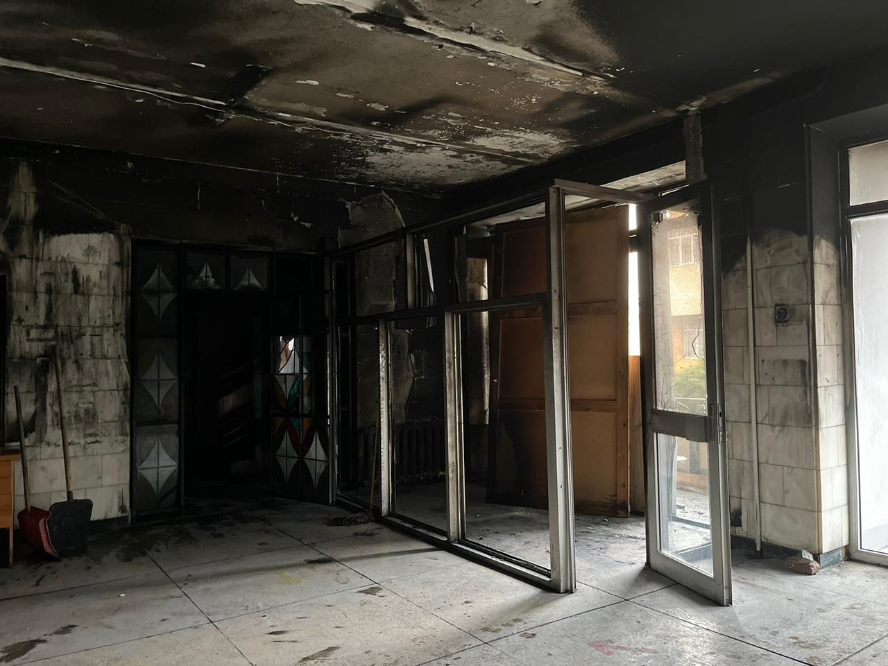 закарпатський поліцейський локалізував пожежу в навчальному закладі мукачева та врятував життя охоронцю