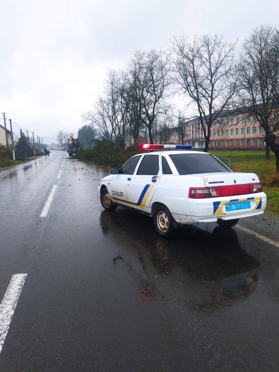 поліція допомагає ліквідовувати наслідки негоди на закарпатті