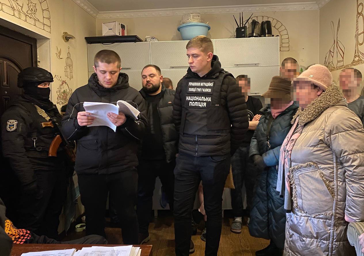 організували мережу псевдореабілітаційних центрів та насильно утримували людей: поліцейські викрили злочинне угруповання