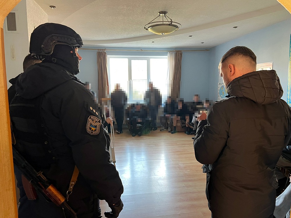 організували мережу псевдореабілітаційних центрів та насильно утримували людей: поліцейські викрили злочинне угруповання
