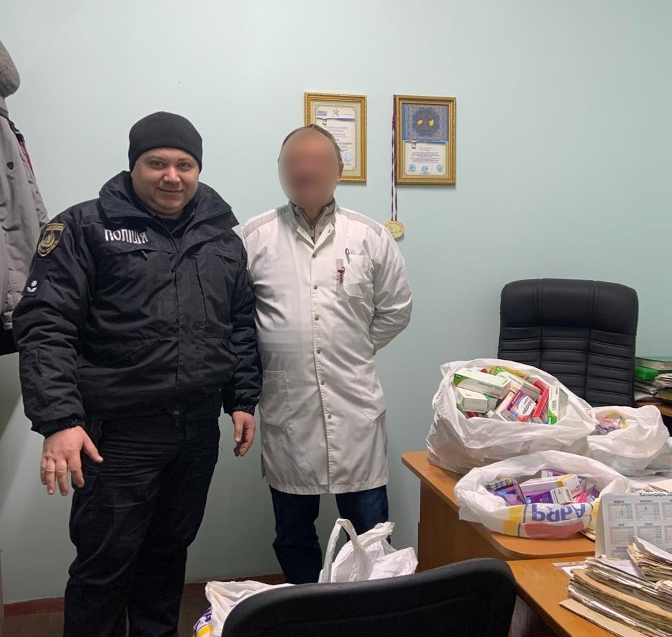 на херсонщині поліцейські передали гуманітарну допомогу родинам з дітками, які народилися під час війни