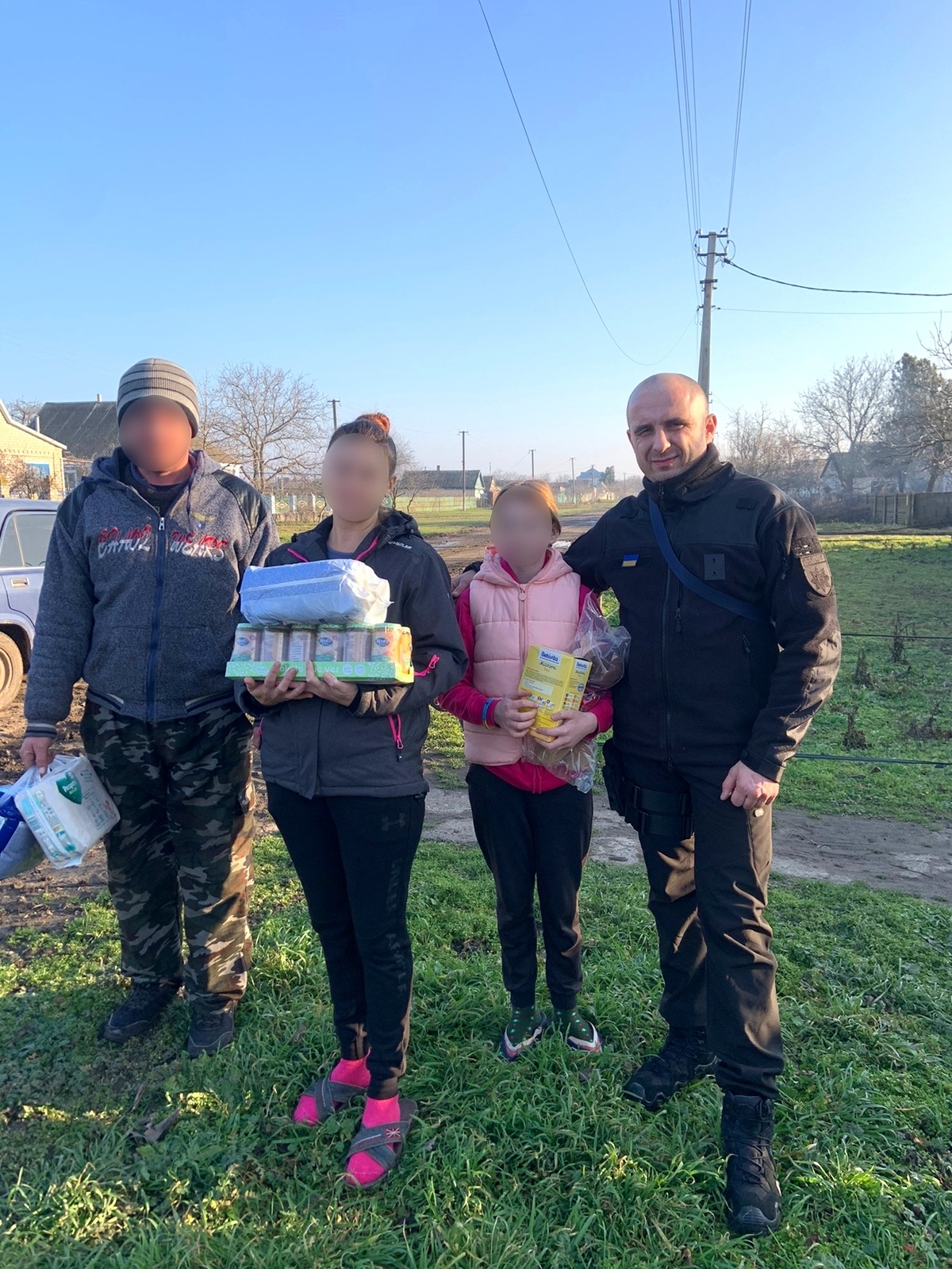 на херсонщині поліцейські передали гуманітарну допомогу родинам з дітками, які народилися під час війни