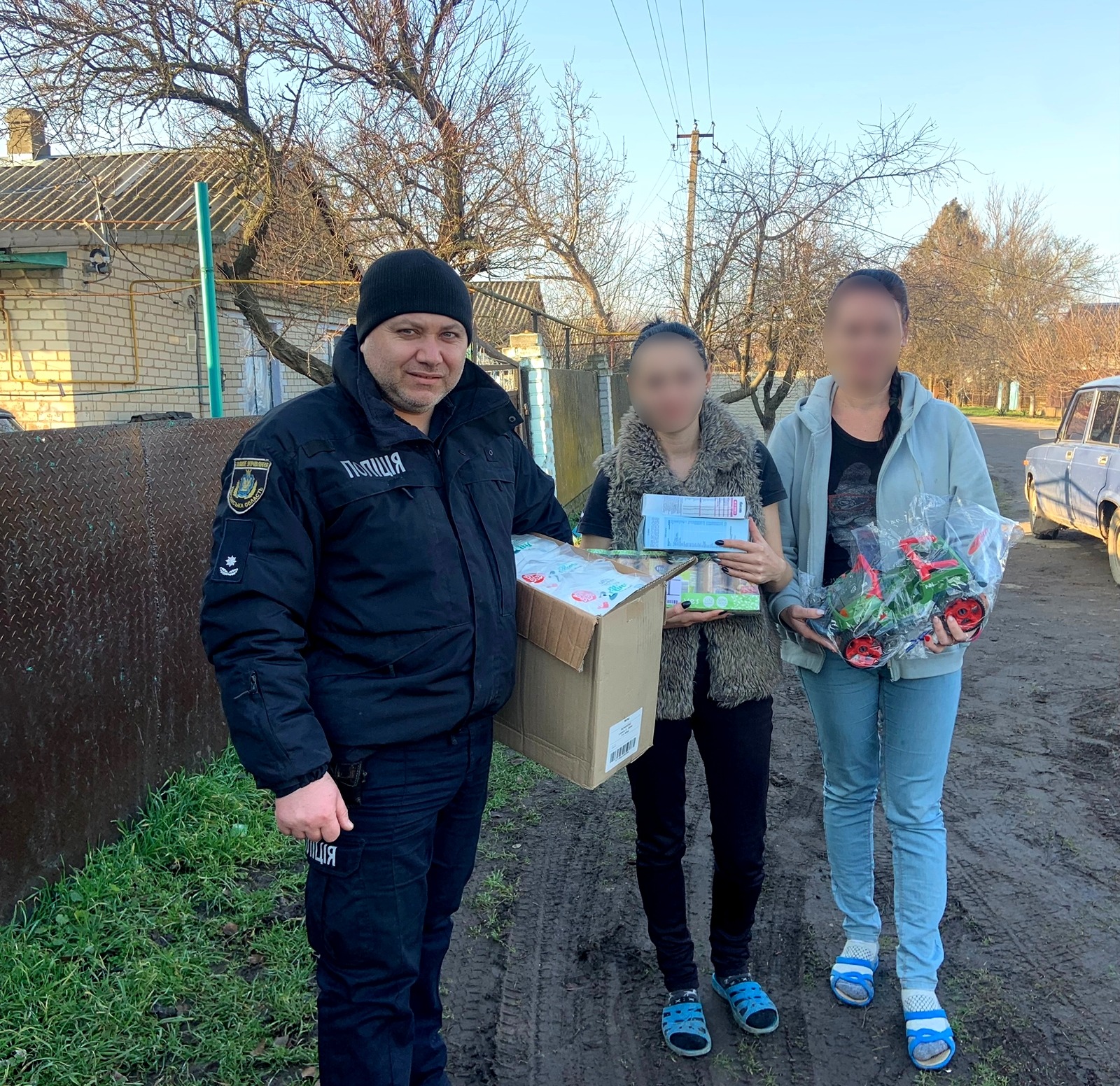 на херсонщині поліцейські передали гуманітарну допомогу родинам з дітками, які народилися під час війни