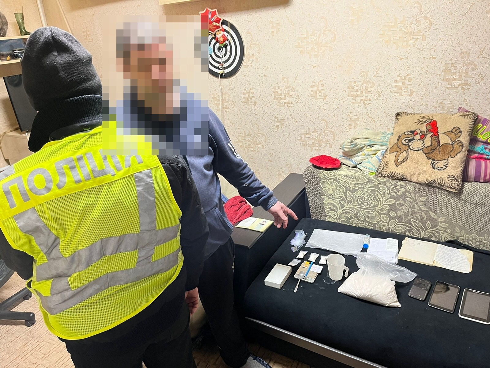 київські поліцейські затримали організовану злочинну групу із наркотиками на 1 000 000 гривень