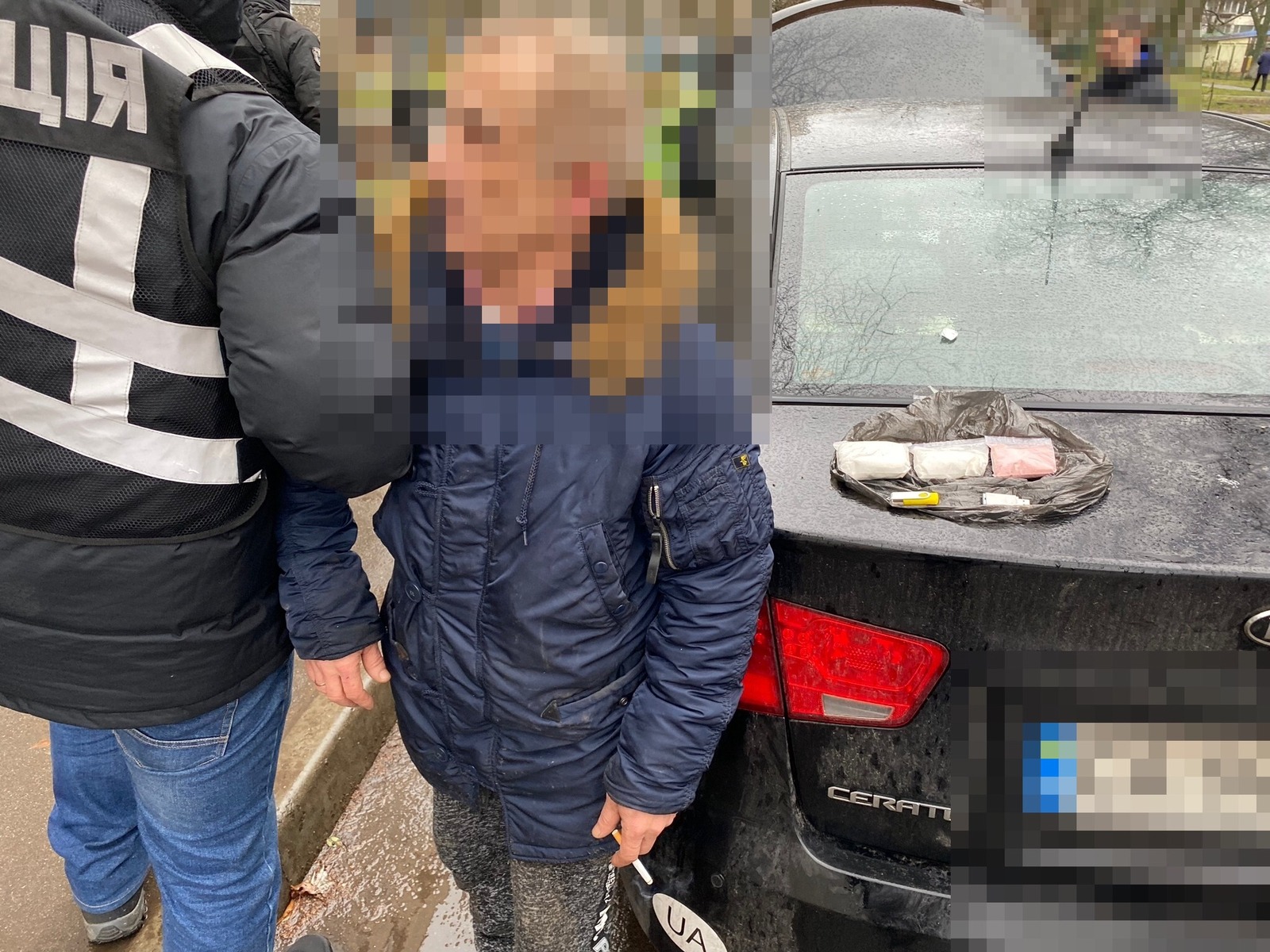 київські поліцейські затримали організовану злочинну групу із наркотиками на 1 000 000 гривень