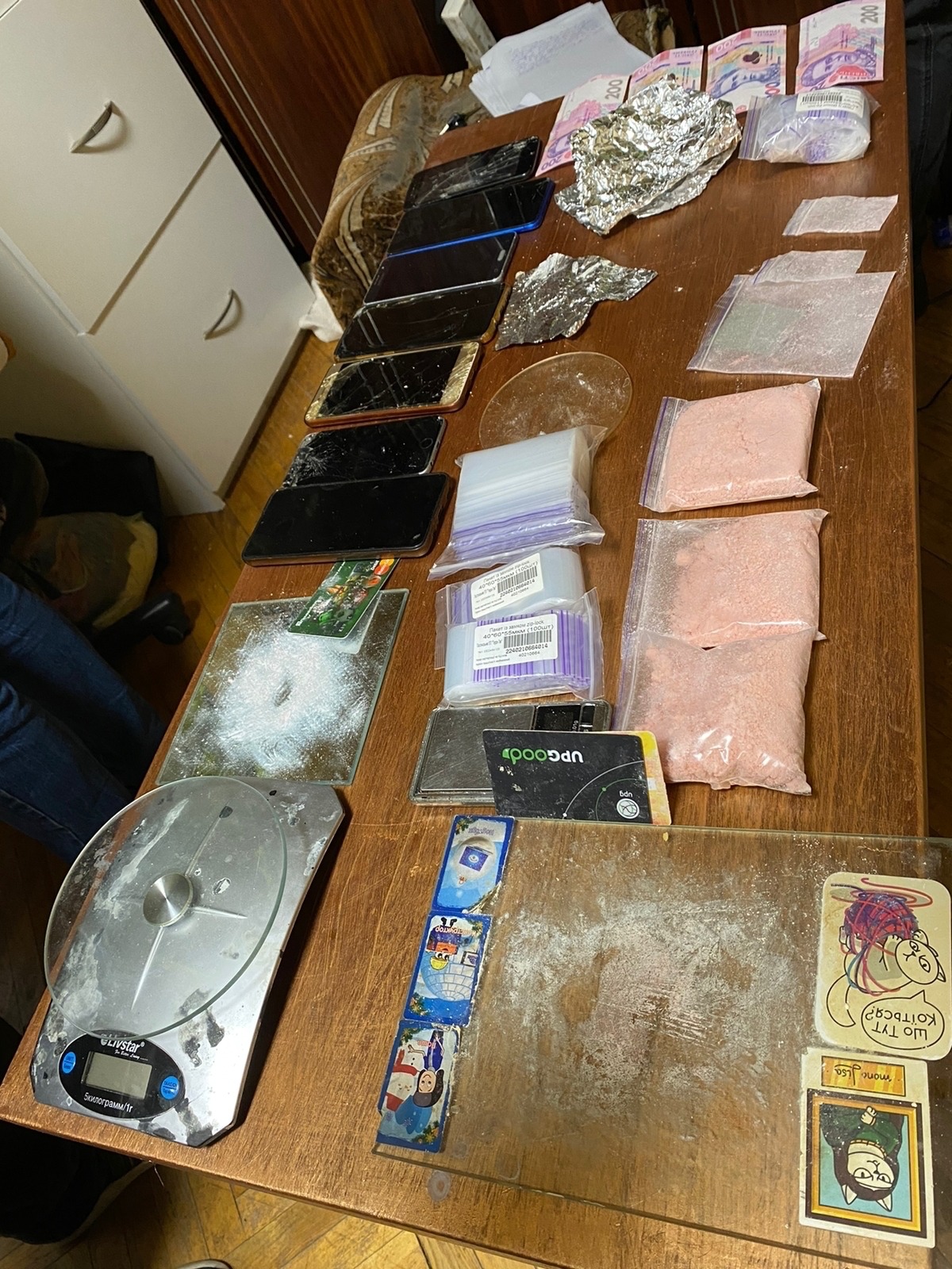 київські поліцейські затримали організовану злочинну групу із наркотиками на 1 000 000 гривень