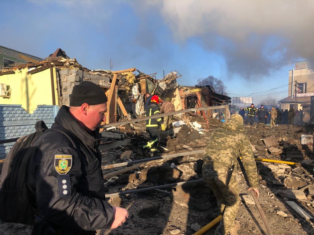 розгрібав голими руками завали – керівник підрозділу поліції на харківщині врятував життя маленької софії