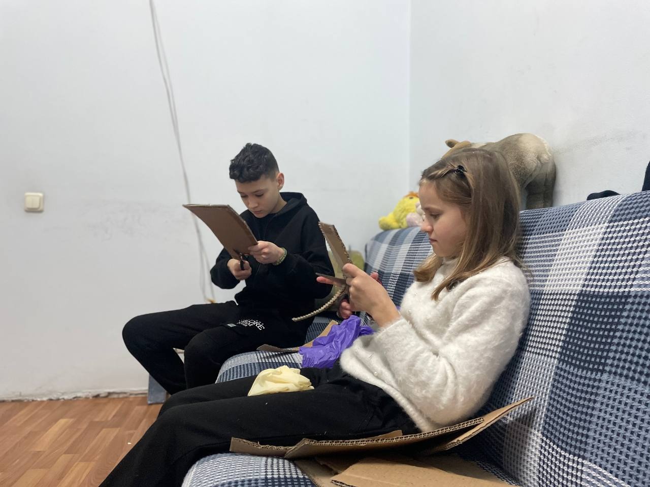 київські поліцейські разом з дітьми виготовили близько сотні окопних свічок для захисників