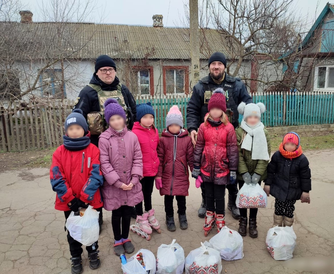 на херсонщині поліцейські роздали гуманітарну допомогу мешканцям постраждалого через війну с.качкарівка