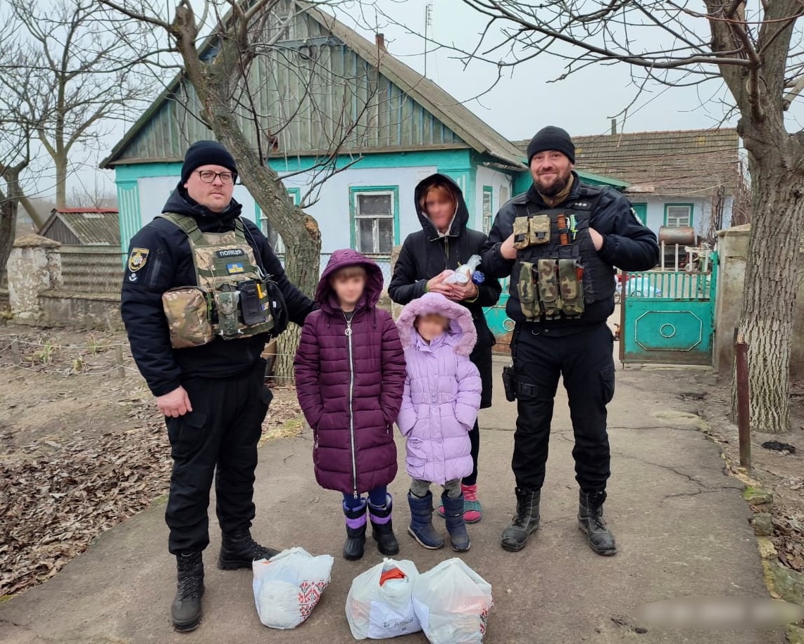 на херсонщині поліцейські роздали гуманітарну допомогу мешканцям постраждалого через війну с.качкарівка
