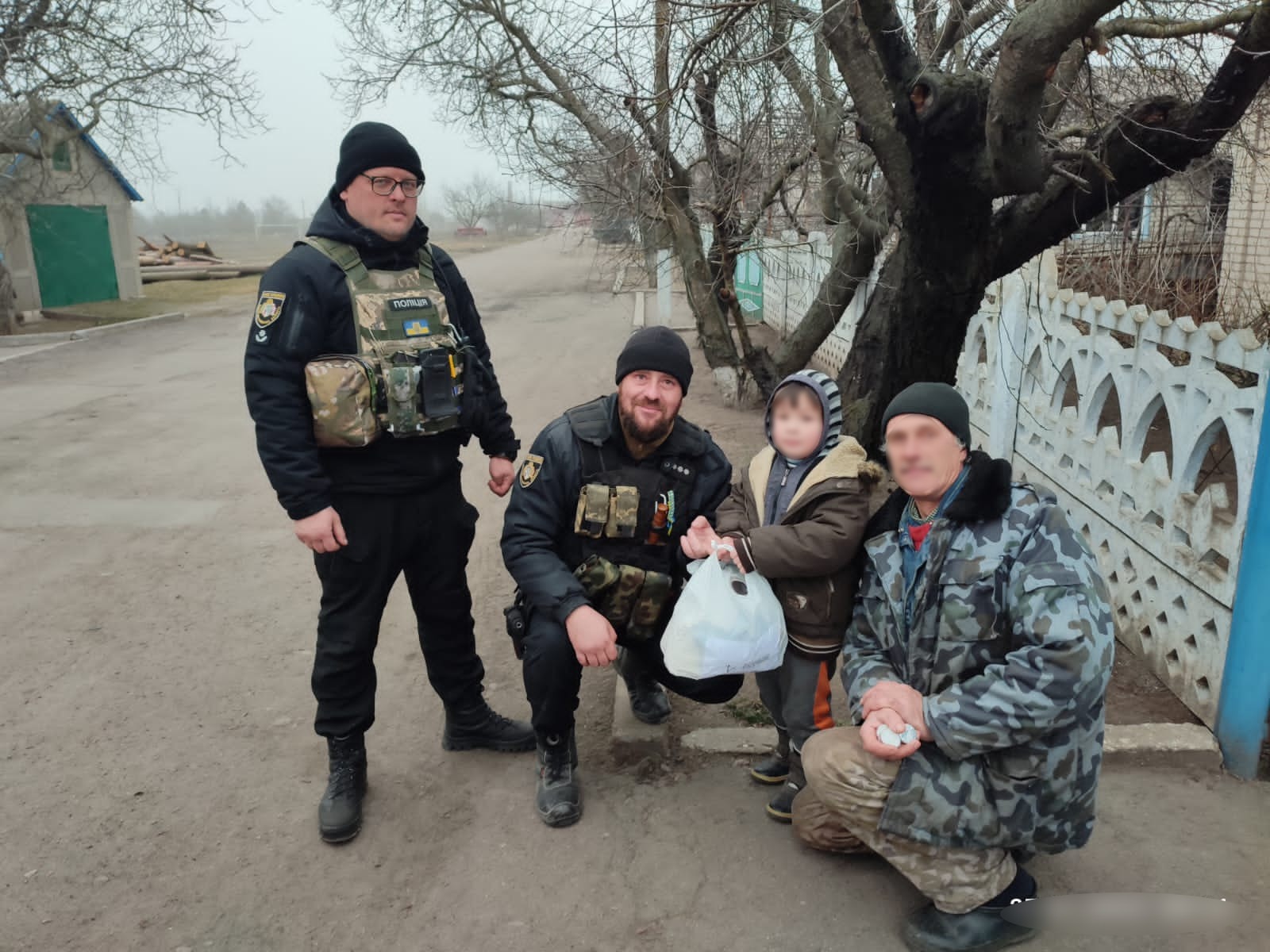 на херсонщині поліцейські роздали гуманітарну допомогу мешканцям постраждалого через війну с.качкарівка