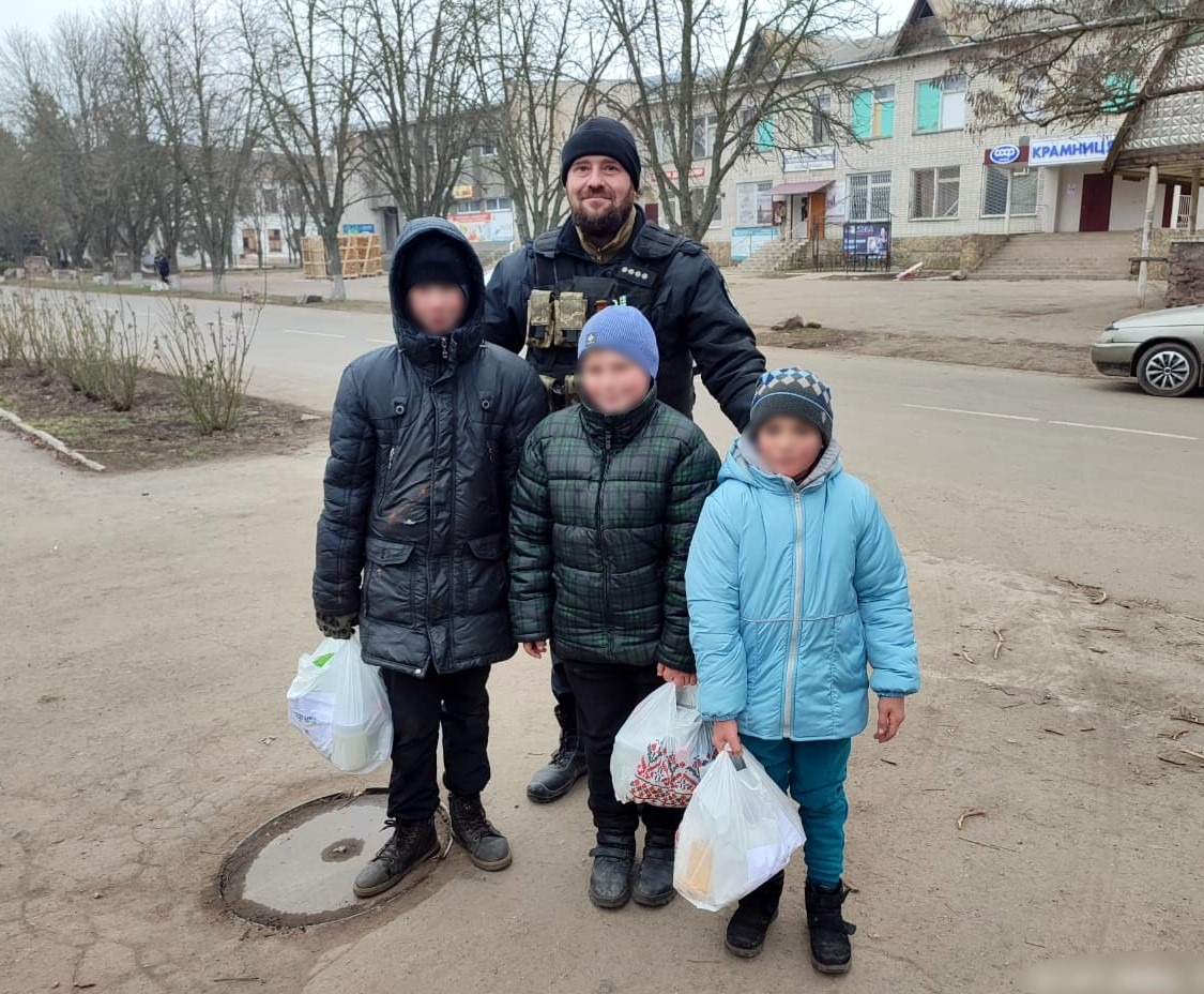 на херсонщині поліцейські роздали гуманітарну допомогу мешканцям постраждалого через війну с.качкарівка