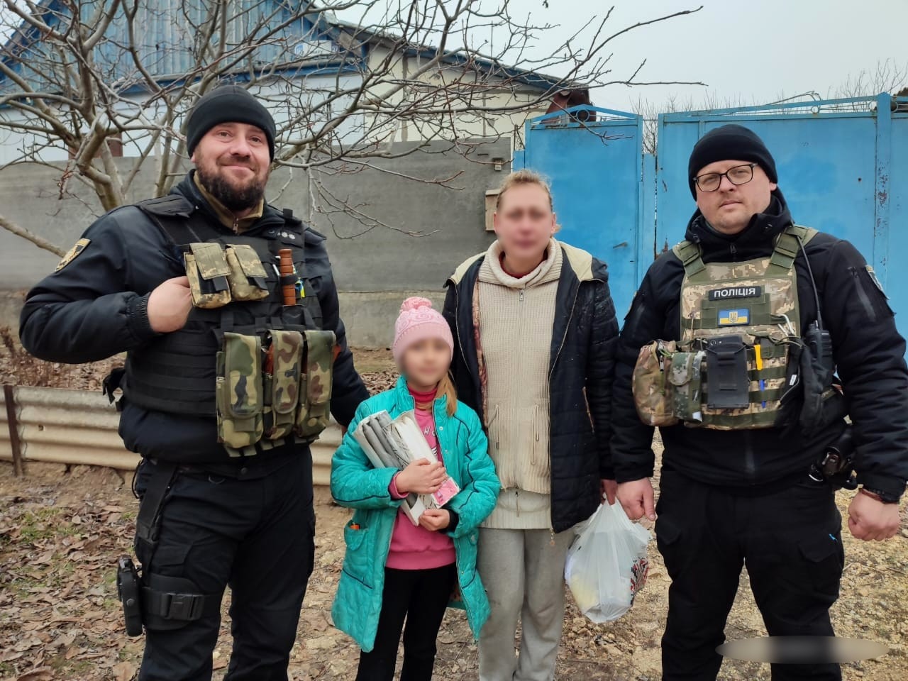 на херсонщині поліцейські роздали гуманітарну допомогу мешканцям постраждалого через війну с.качкарівка