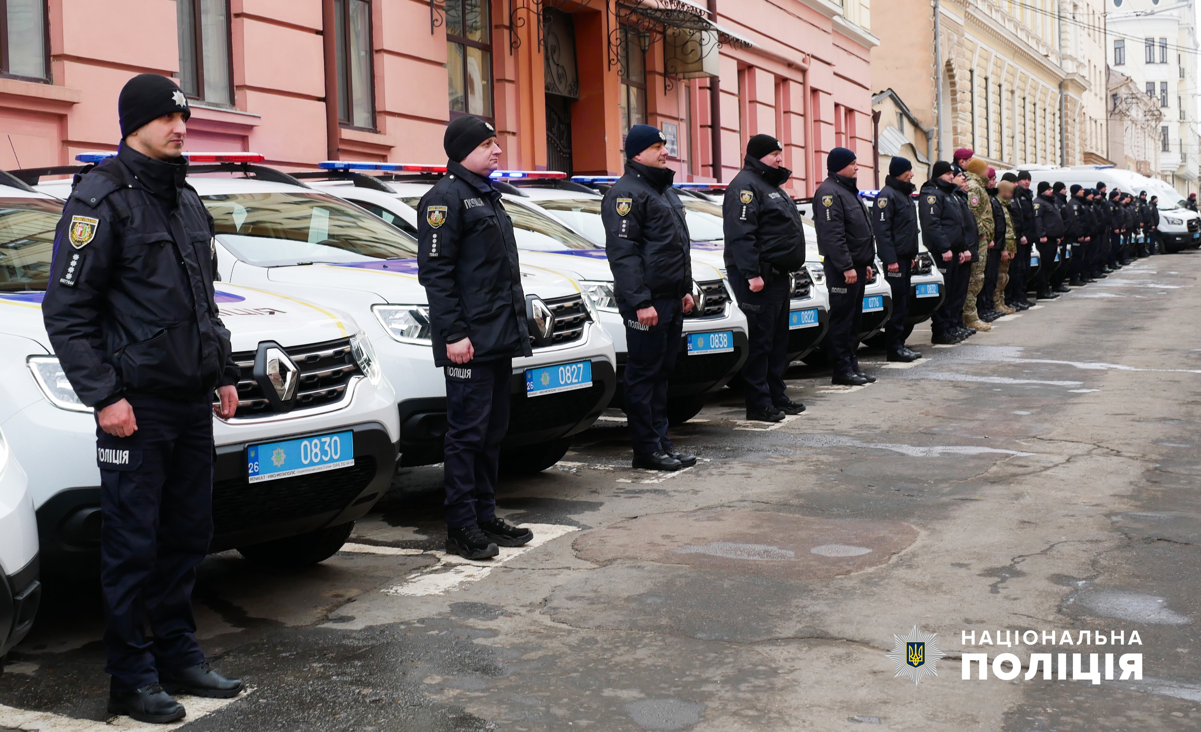 буковинські поліцейські отримали ключі від службових авто, сертифікати від квартир, звання та нагороди
