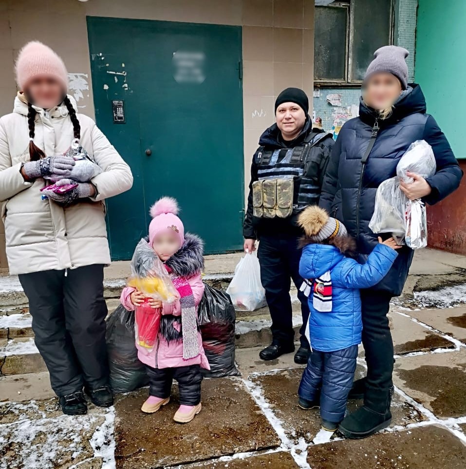 ювенальні поліцейські передали гуманітарну допомогу родинам з херсона та чорнобаївки