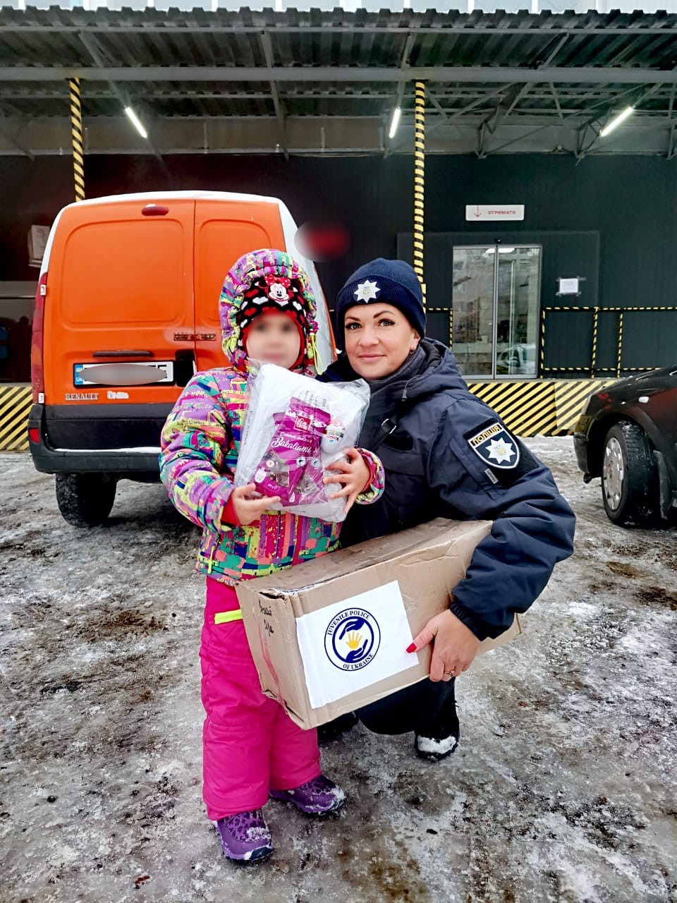 ювенальні поліцейські передали гуманітарну допомогу родинам з херсона та чорнобаївки