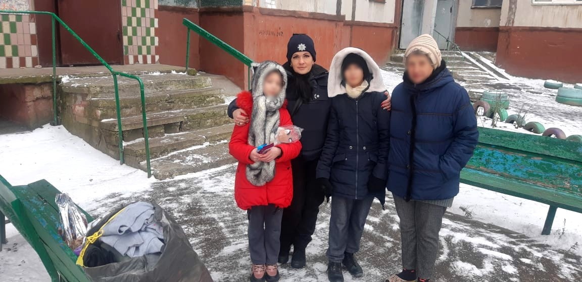 ювенальні поліцейські передали гуманітарну допомогу родинам з херсона та чорнобаївки
