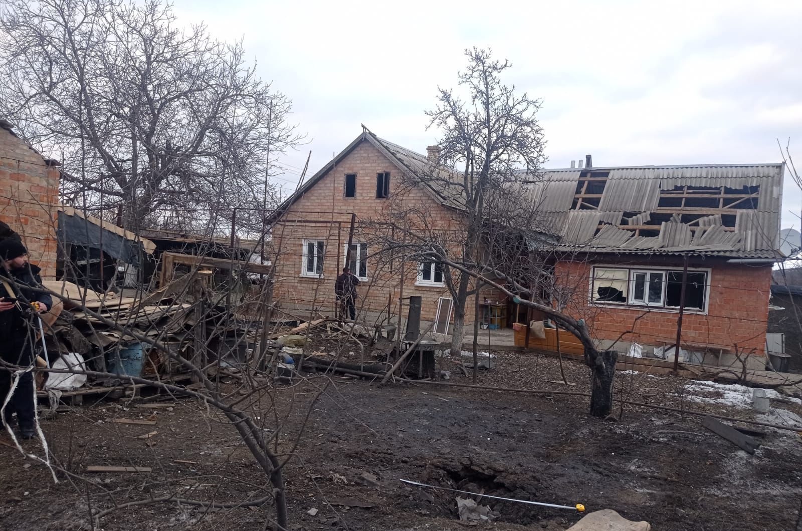 окупанти вкотре поцілили по будинках мирних людей у мирівській та марганецькій громаді - поліція працює на місцях обстрілів окупанти вкотре поцілили по будинках мирних людей у мирівській та марганецькій громаді - поліція працює на місцях обстрілів