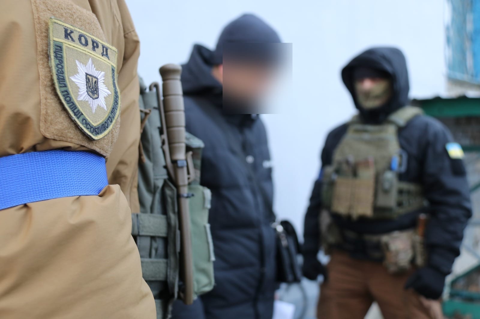 у херсоні поліцейські затримали двох колаборантів, які під час окупації керували роботою міського ринку та платили податки державі-агресорці