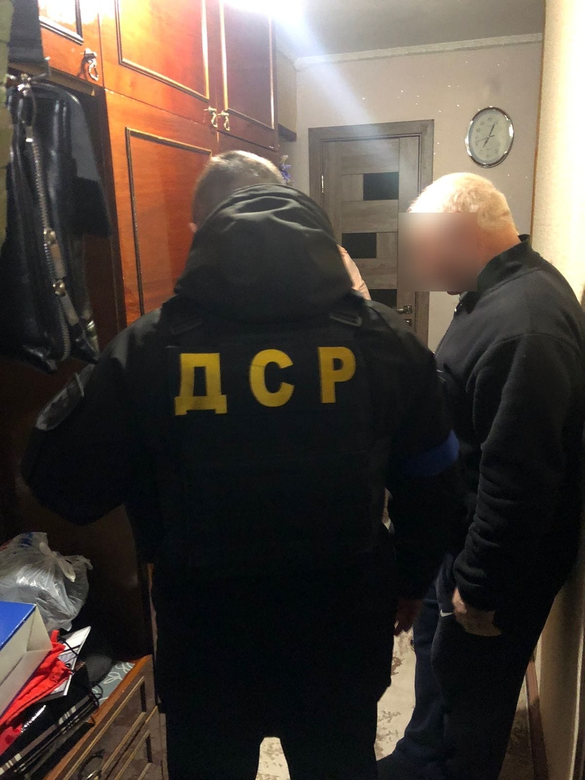 у херсоні поліцейські затримали двох колаборантів, які під час окупації керували роботою міського ринку та платили податки державі-агресорці