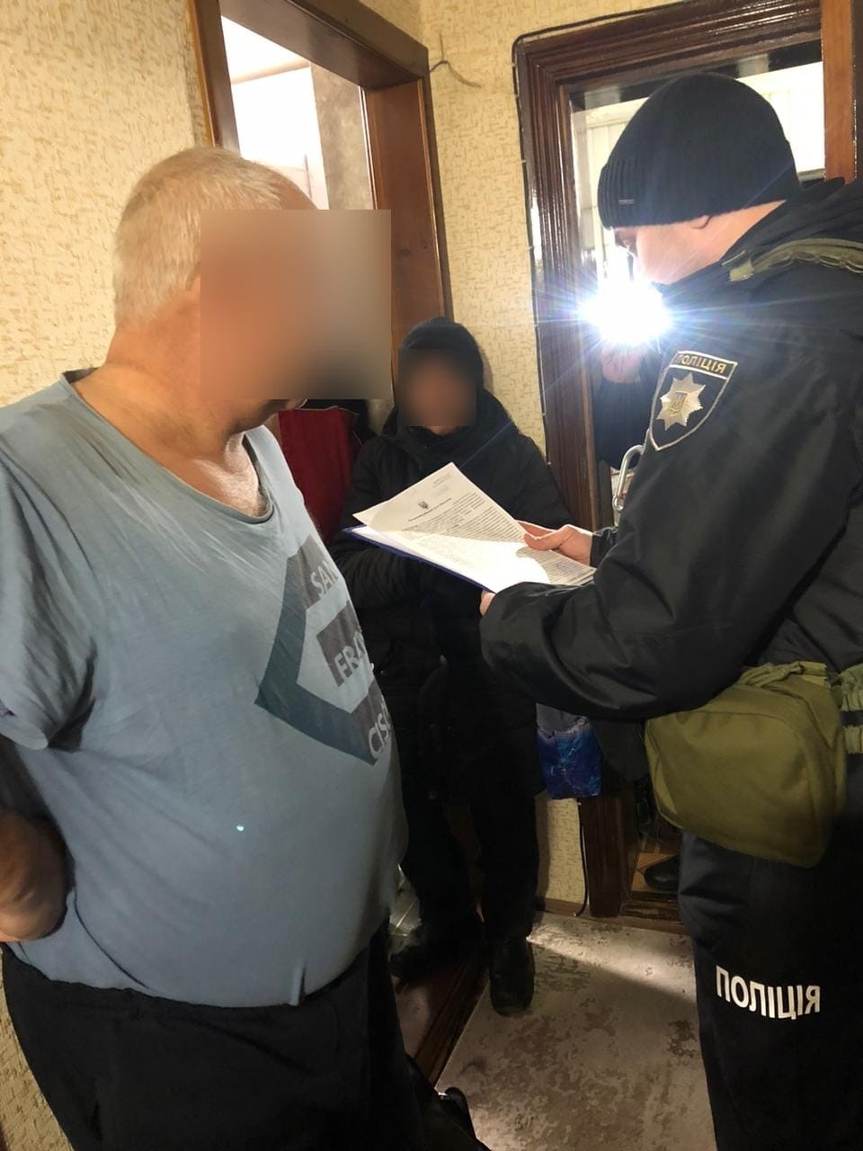 у херсоні поліцейські затримали двох колаборантів, які під час окупації керували роботою міського ринку та платили податки державі-агресорці