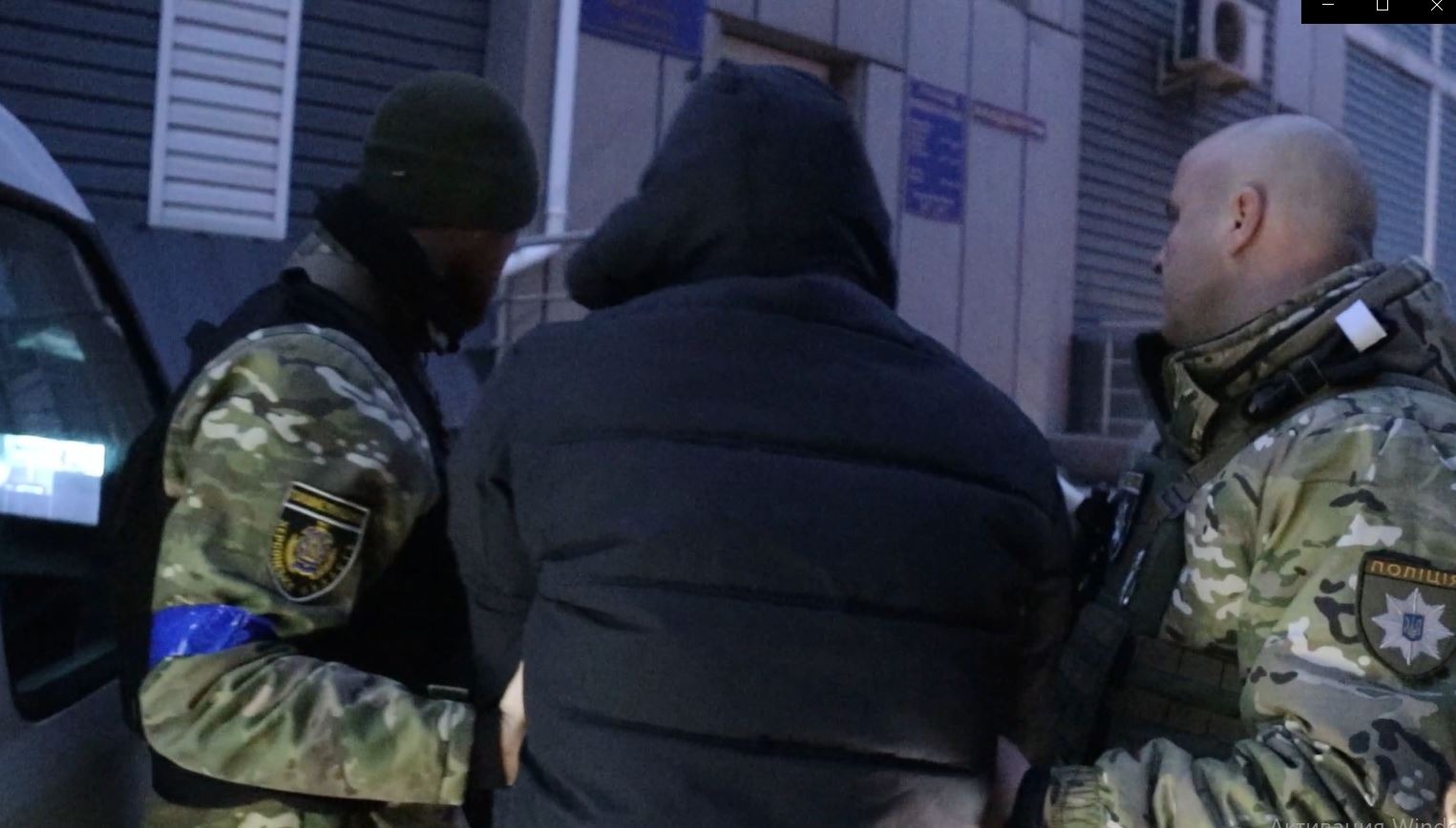 у херсоні поліцейські затримали двох колаборантів, які під час окупації керували роботою міського ринку та платили податки державі-агресорці