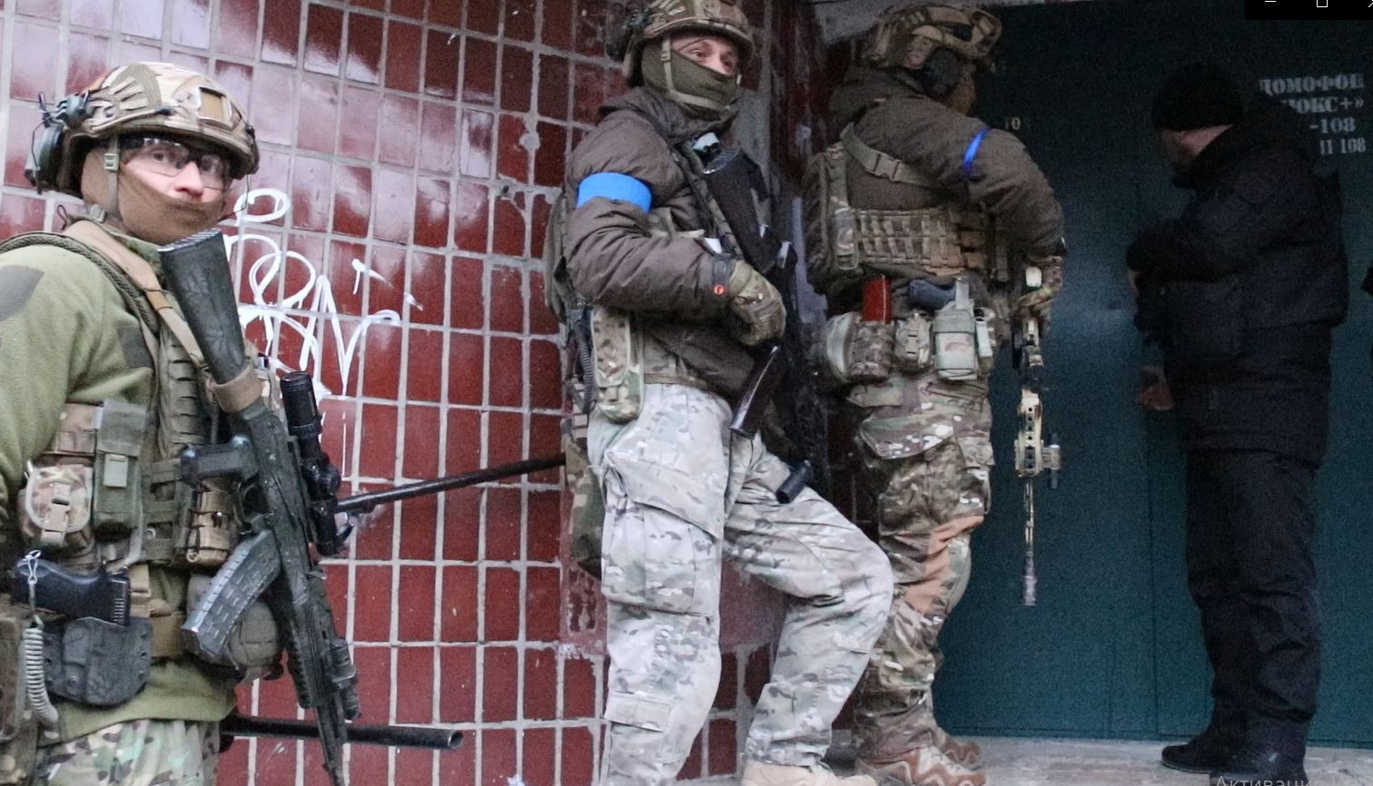 у херсоні поліцейські затримали двох колаборантів, які під час окупації керували роботою міського ринку та платили податки державі-агресорці
