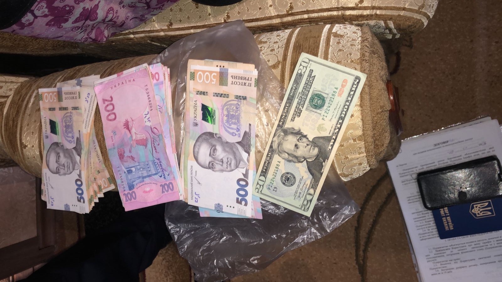 у херсоні поліцейські затримали двох колаборантів, які під час окупації керували роботою міського ринку та платили податки державі-агресорці