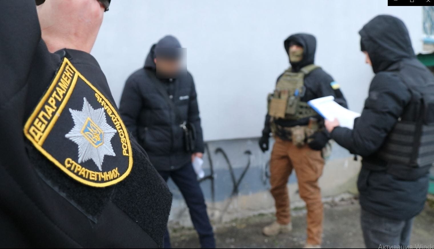 у херсоні поліцейські затримали двох колаборантів, які під час окупації керували роботою міського ринку та платили податки державі-агресорці