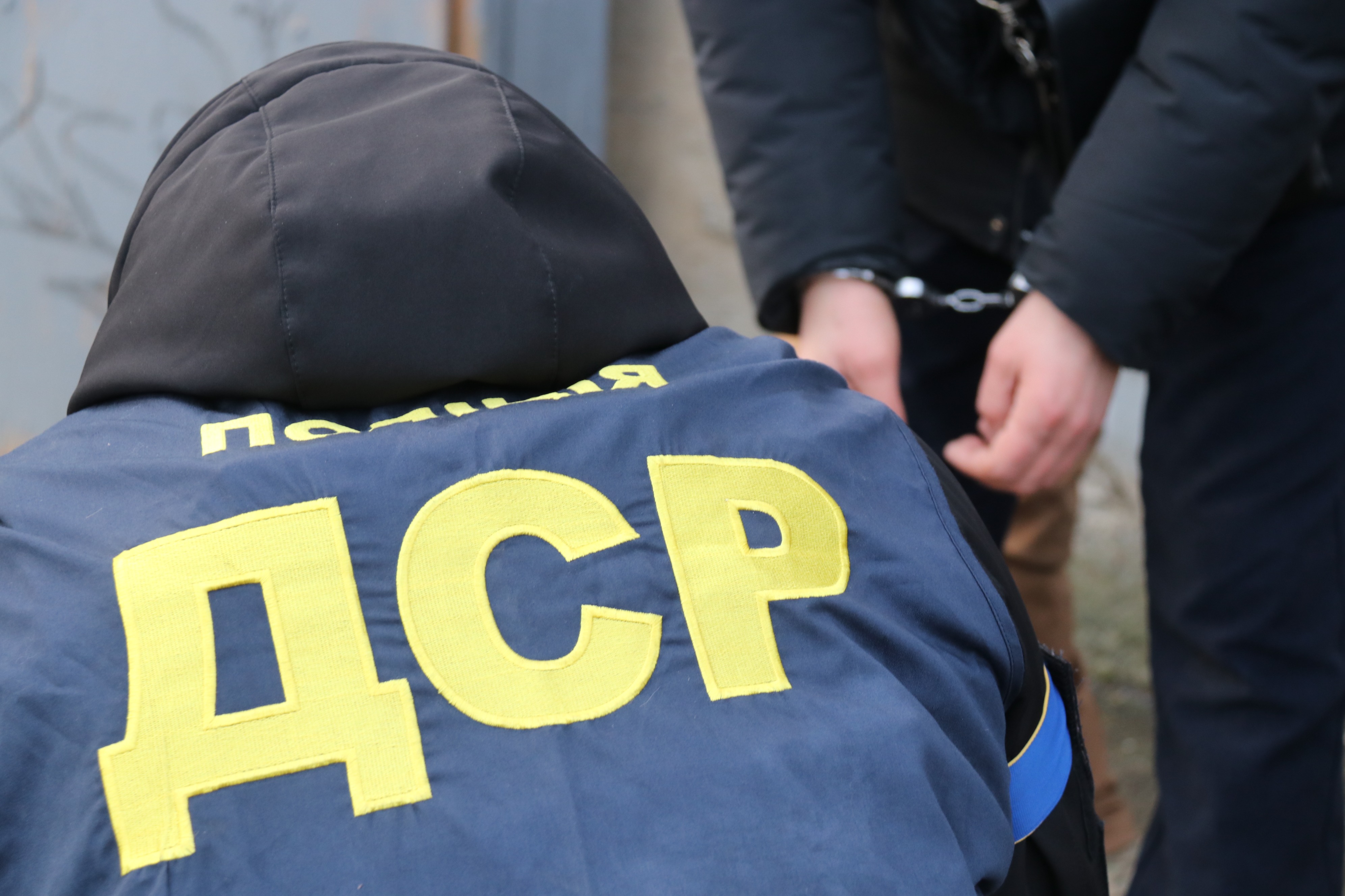 у херсоні поліцейські затримали двох колаборантів, які під час окупації керували роботою міського ринку та платили податки державі-агресорці