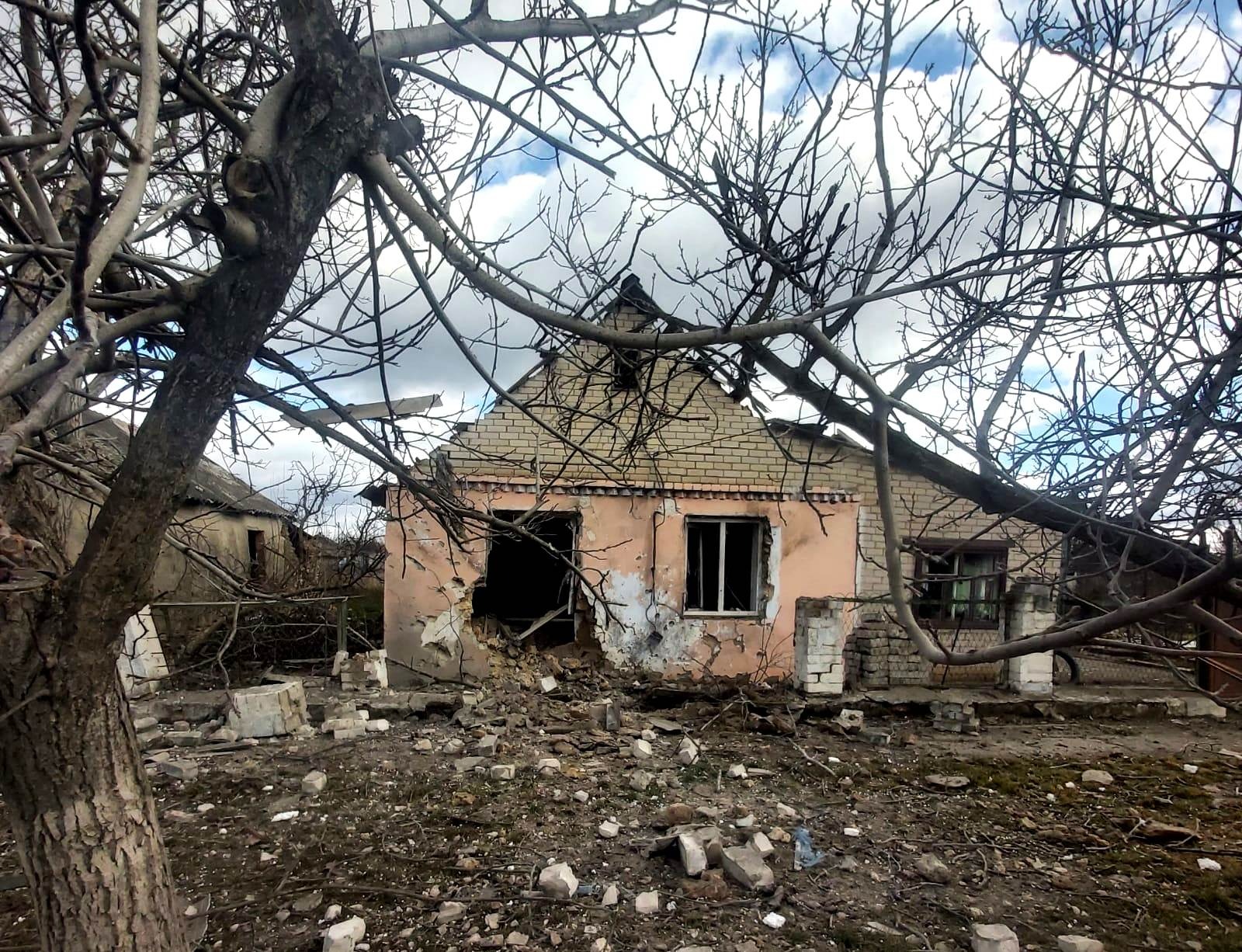 російська армія обстріляла херсон з рсзв та гатила з усього виду озброєння по населених пунктах області: поліція фіксує наслідки
