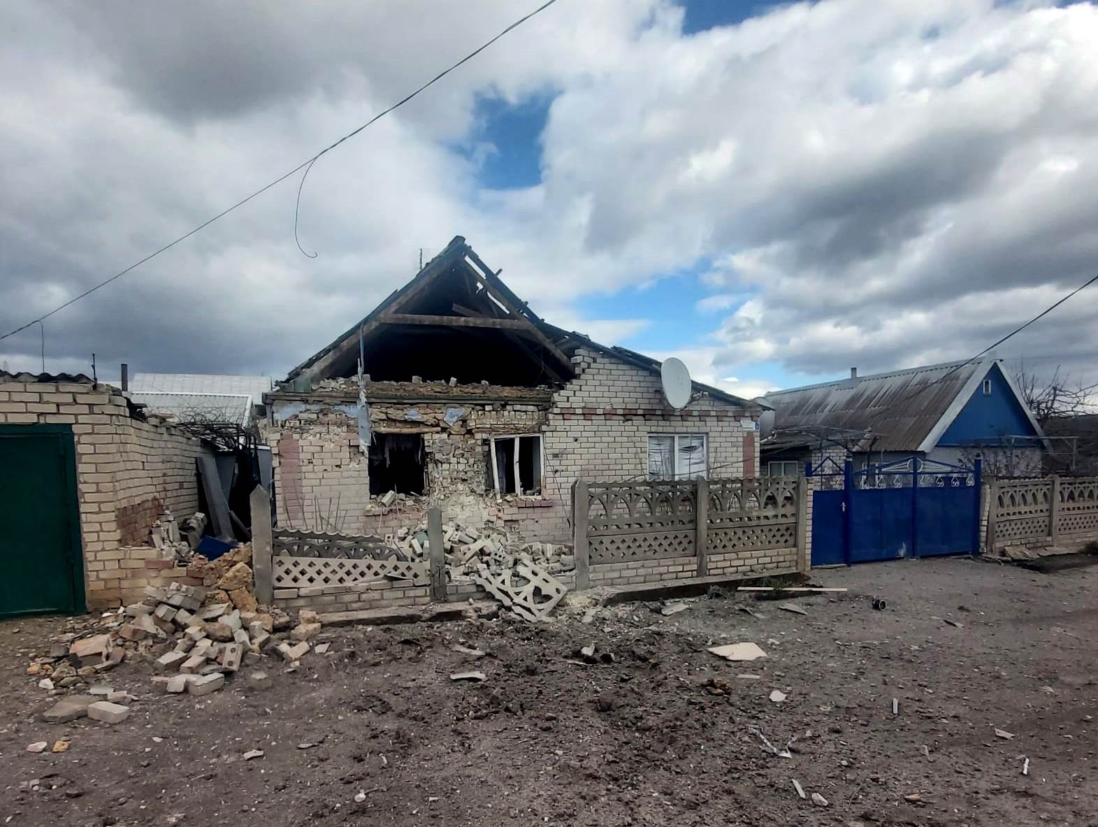 російська армія обстріляла херсон з рсзв та гатила з усього виду озброєння по населених пунктах області: поліція фіксує наслідки