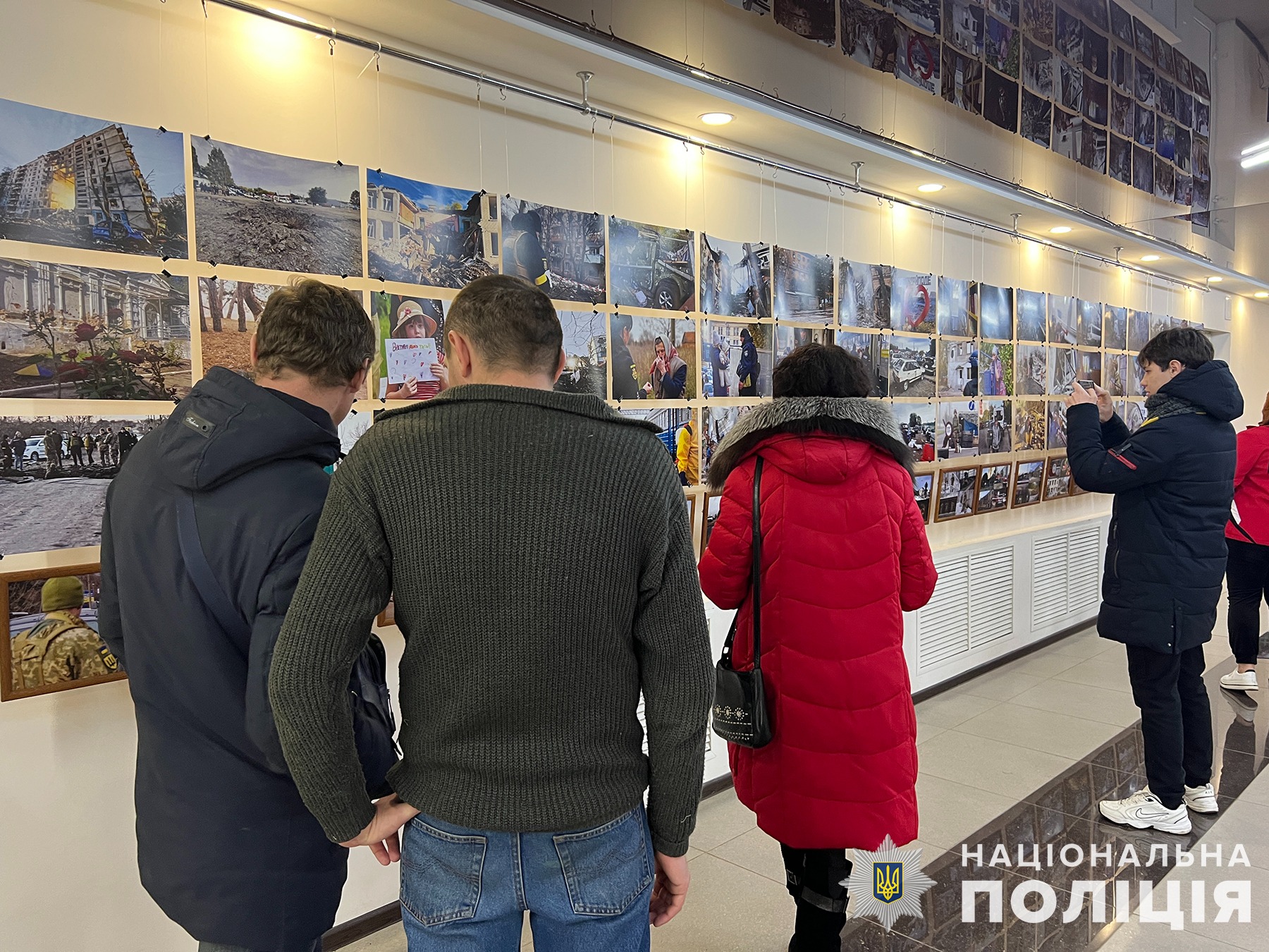 запорізькі поліцейські презентували фотопроєкт «запоріжжя. війна в об’єктиві»