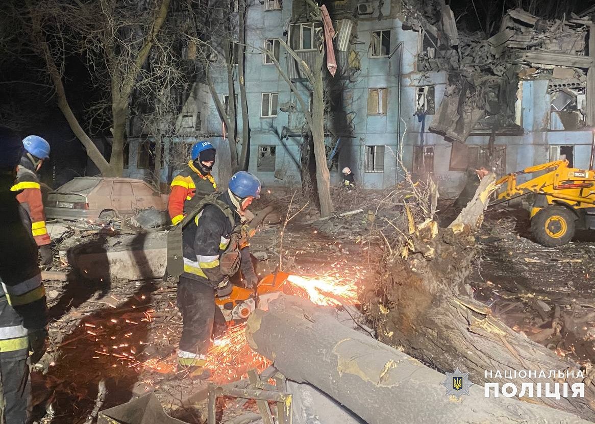 ворог завдав ракетних ударів по запоріжжю, загинули люди – поліція документує наслідки воєнного злочину