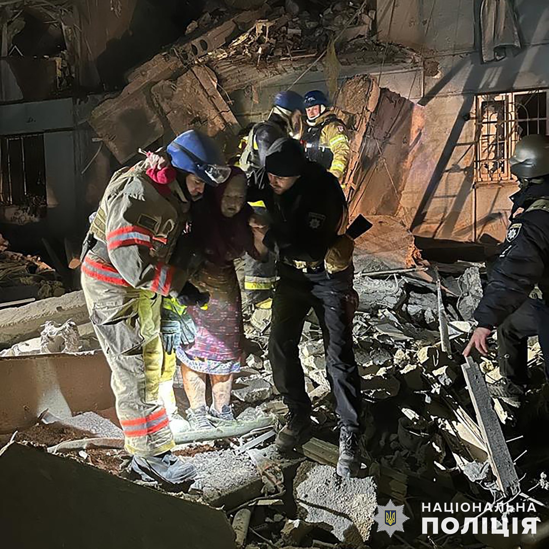 ворог завдав ракетних ударів по запоріжжю, загинули люди – поліція документує наслідки воєнного злочину