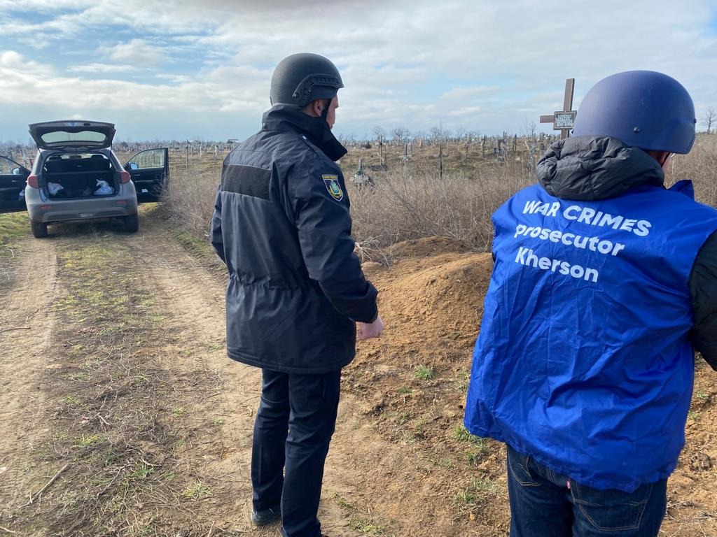 слідчі поліції херсонщини ексгумували тіла закатованих окупантами українських патріотів