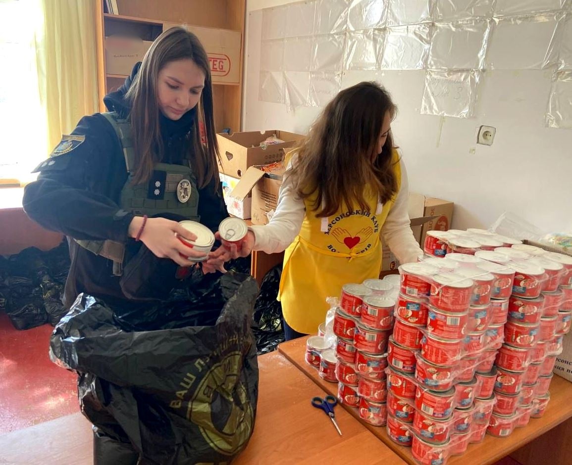 у херсоні діє мобільний пункт видачі гуманітарної допомоги від волонтерів та поліції