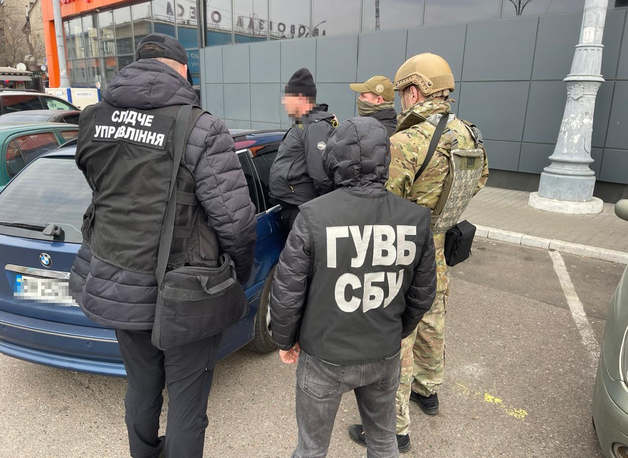 на одещині правоохоронці затримали зловмисника, який хотів виманити у сім’ї загиблого героя 10 тисяч доларів сша
