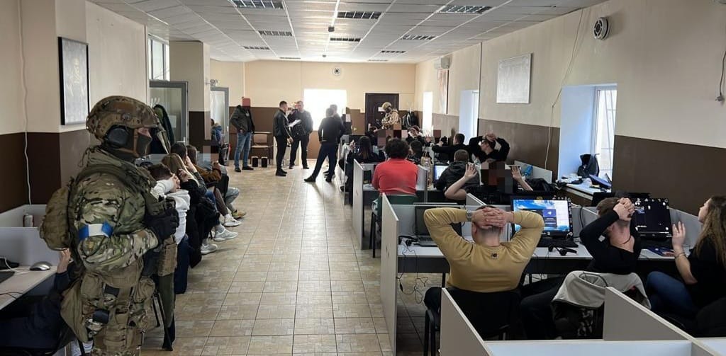 поліцейська спецоперація у дніпрі: правоохоронці затримали групу озброєних чоловіків, причетних до хуліганських дій