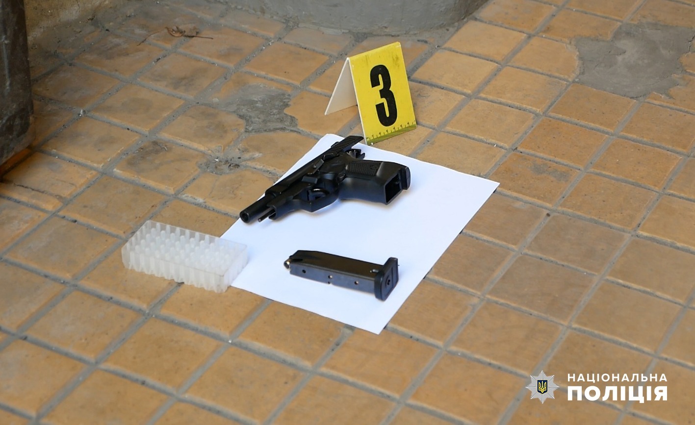 у чернівцях поліцейські затримали чоловіка за незаконне поводження зі зброєю та боєприпасами