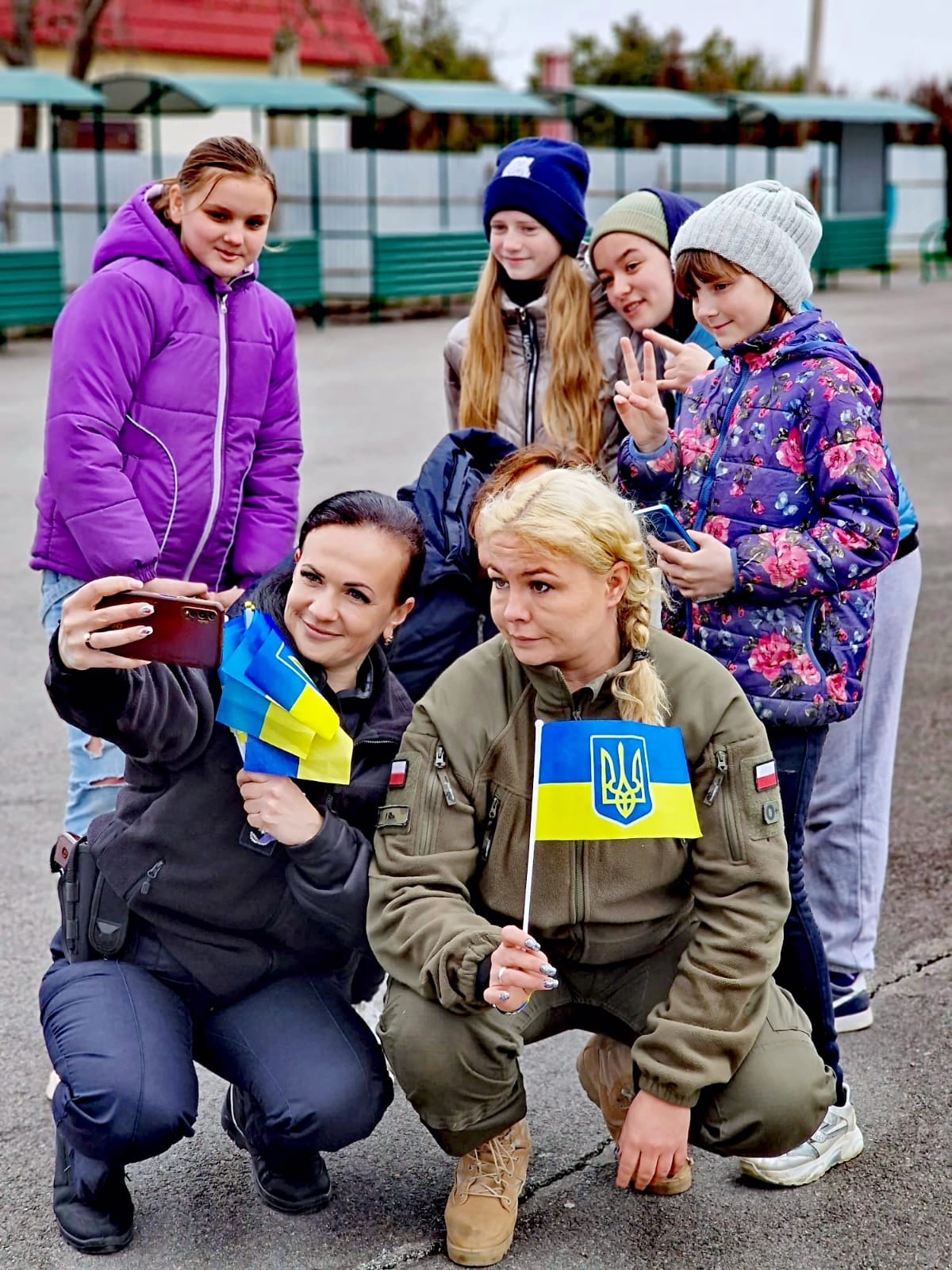 ювенальні поліцейські та волонтери роздали гуманітарні набори жителям херсона та деокупованих сіл білозерської громади