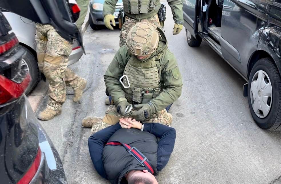 поліція закарпаття знешкодила злочинне угруповання, члени якого організували масштабну шахрайську схему: затримано ключових фігурантів справи