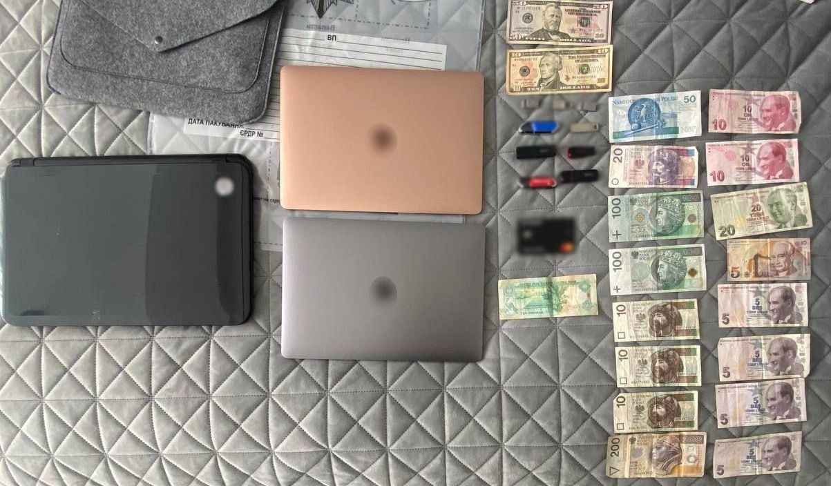 поліція закарпаття знешкодила злочинне угруповання, члени якого організували масштабну шахрайську схему: затримано ключових фігурантів справи