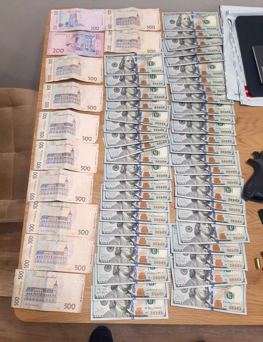 поліція закарпаття знешкодила злочинне угруповання, члени якого організували масштабну шахрайську схему: затримано ключових фігурантів справи