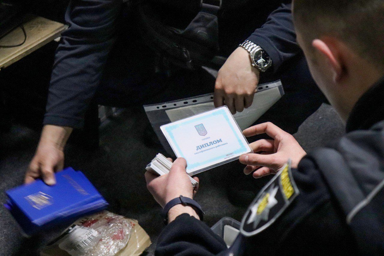 на закарпатті поліцейські затримали організатора масштабного виробництва підробних документів