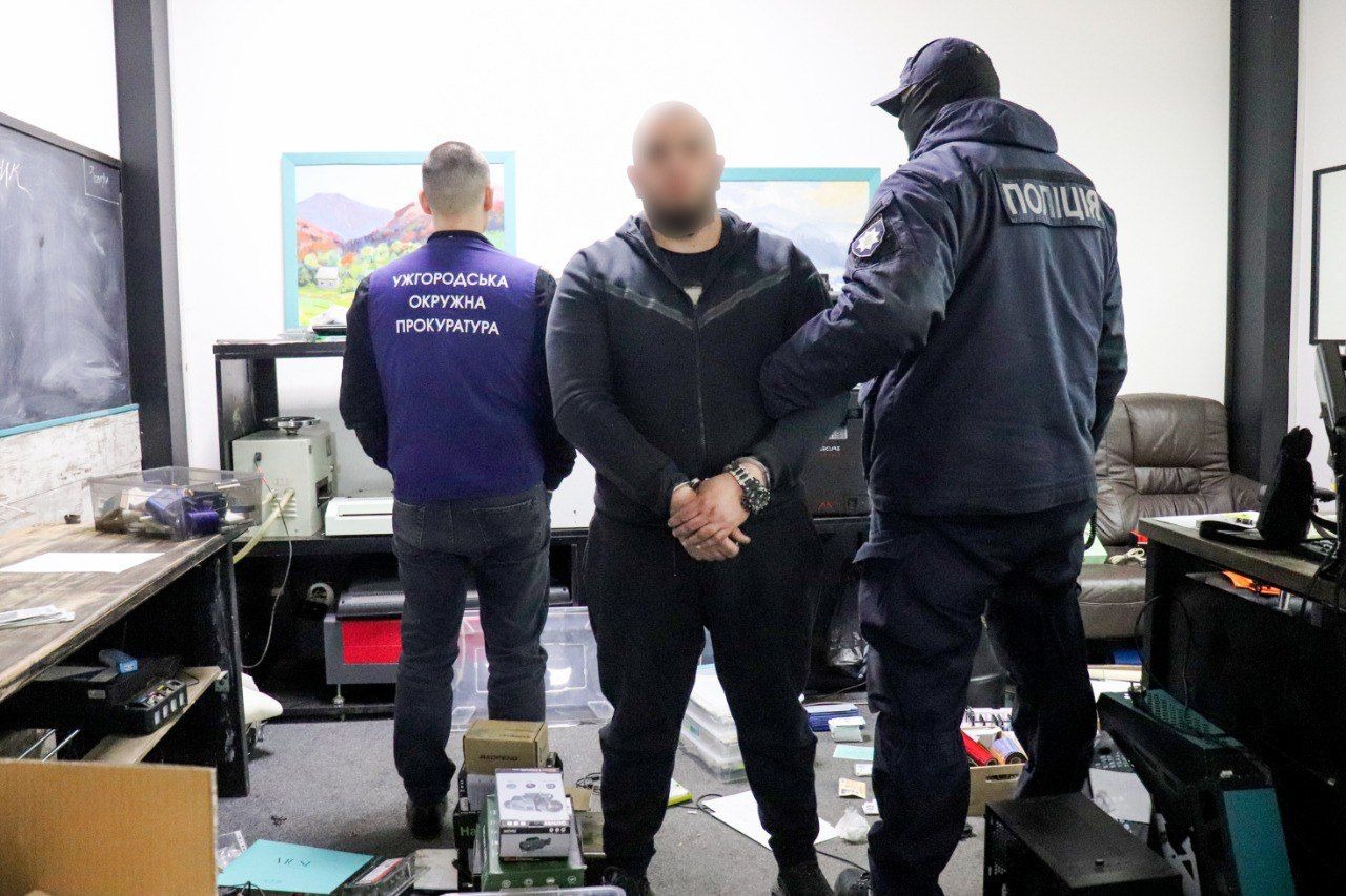 на закарпатті поліцейські затримали організатора масштабного виробництва підробних документів