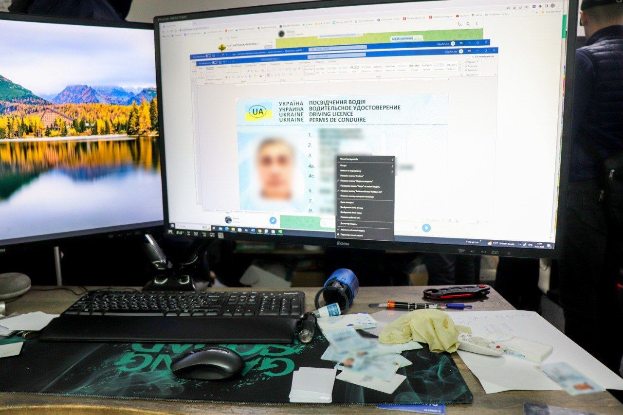 на закарпатті поліцейські затримали організатора масштабного виробництва підробних документів