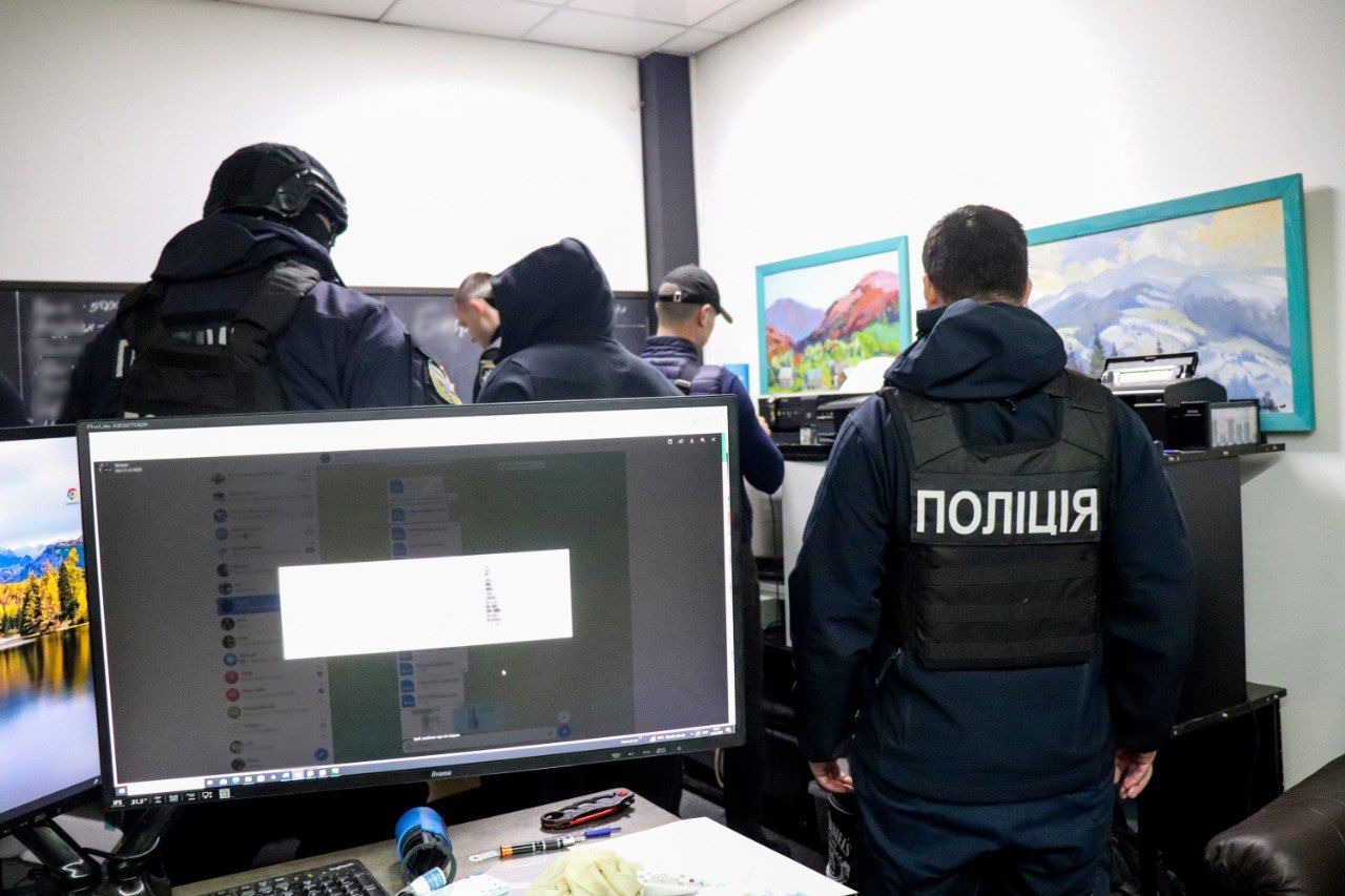 на закарпатті поліцейські затримали організатора масштабного виробництва підробних документів