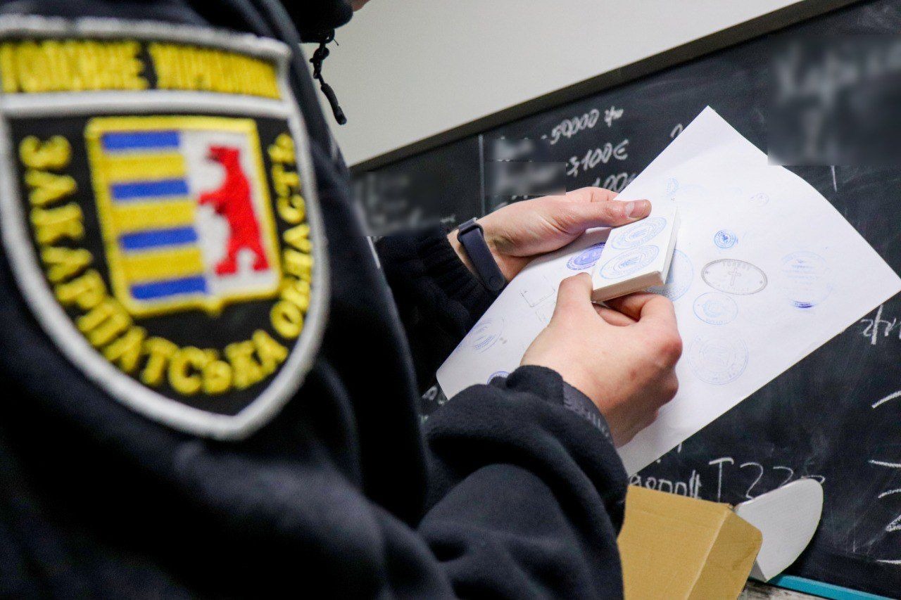 на закарпатті поліцейські затримали організатора масштабного виробництва підробних документів